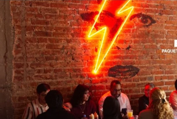 Personas reunidas celebrando en Indómita Burger Punks