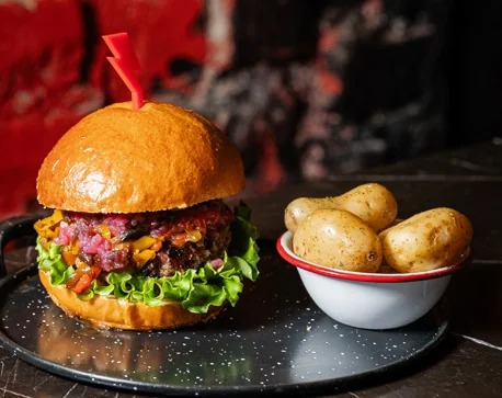 Hamburguesa Indómita con papas cambray